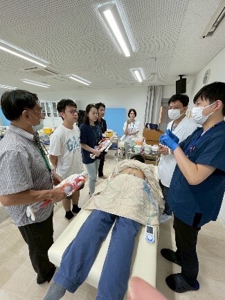 針灸中心了解他們針灸的歷史源頭，以及體驗針灸和艾灸。圖片