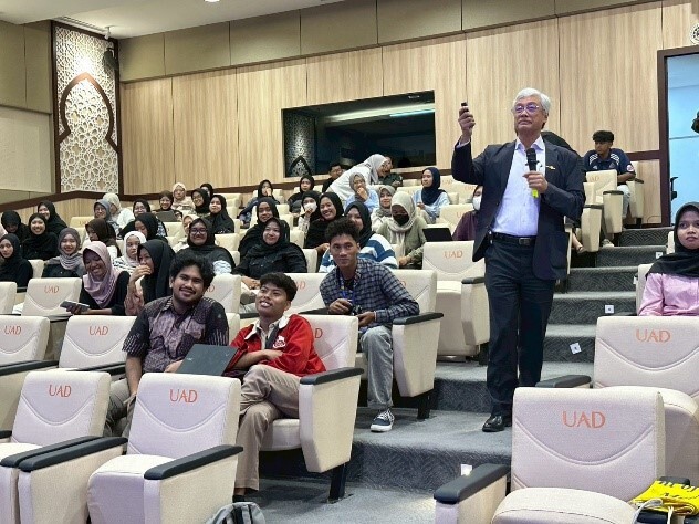 描述:王凱淞教授向公衛系師生演講圖片